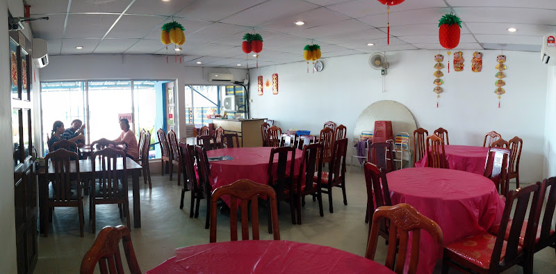 Restoran 77 (famous curry fish head)